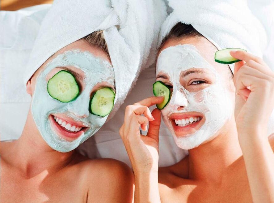 Cucumber mask to rejuvenate facial skin