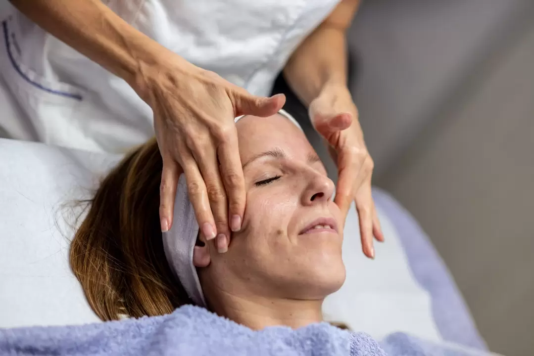 The cosmetologist will determine based on the condition of the skin which material renewal technique to use. 