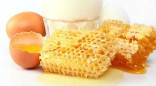 egg - honey mask to rejuvenate facial skin