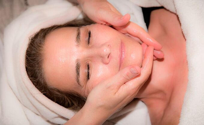 Refreshing facial massage with cosmetic oil